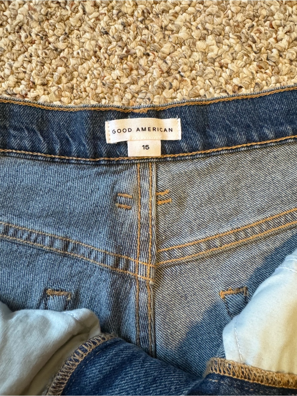 Good American Good 90s Denim Shorts - Picture 2 of 3